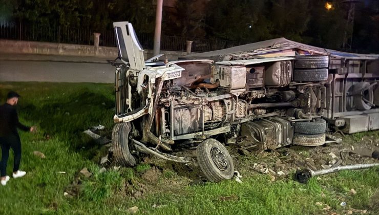 Kırmızı ışıkta geçen tır, hafif ticari araçla çarpıştı: Biri ağır 6 yaralı