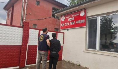Cezaevi firarisi düğün salonunda saz çalarken yakalandı