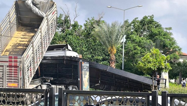Damperi açılan kamyonet üst geçidi yıktı