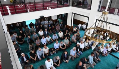 Depremde yıkılan Evliyaoğlu Camii, yeniden inşa edilerek ibadete açıldı