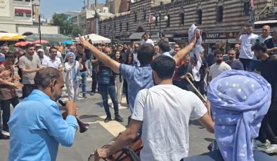 PKK’nın Fesih Kararı Sonrası Diyarbakırlı Vatandaşlar Halay Çekti