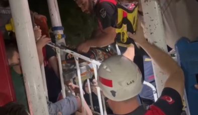Şanlıurfa’da parkta ayağı demir korkuluklara sıkışan çocuk kurtarıldı