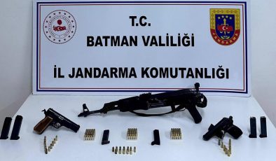 Batman’da kaleşnikof ve tabancalar ele geçirildi