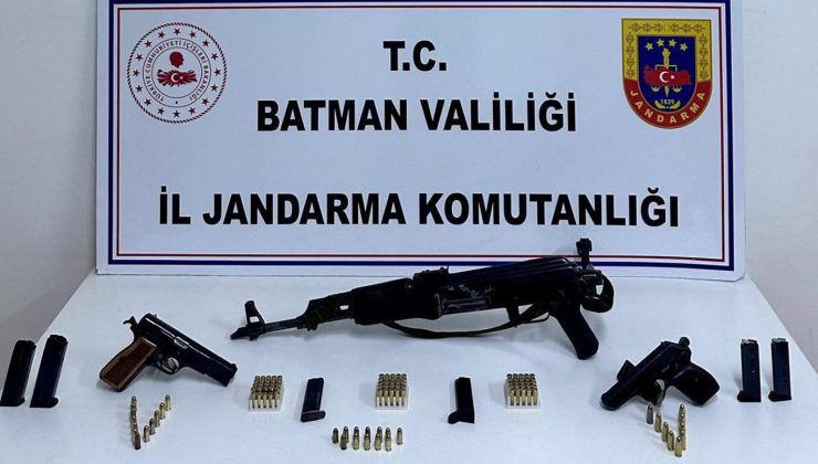Batman’da kaleşnikof ve tabancalar ele geçirildi