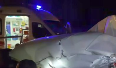 Minibüs saman yüklü traktör römorkuna çarptı: Sürücü ağır yaralandı
