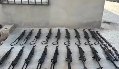 Şanlıurfa’da silah kaçakçılarına operasyon: 18 Kalaşnikof ele geçirildi