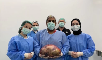 Kadının karnından 10 kiloluk kitle çıkarıldı