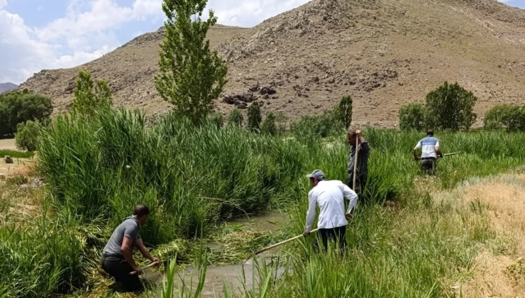 Köylüler imece usulü ile tıkanmış kanalları açıyor