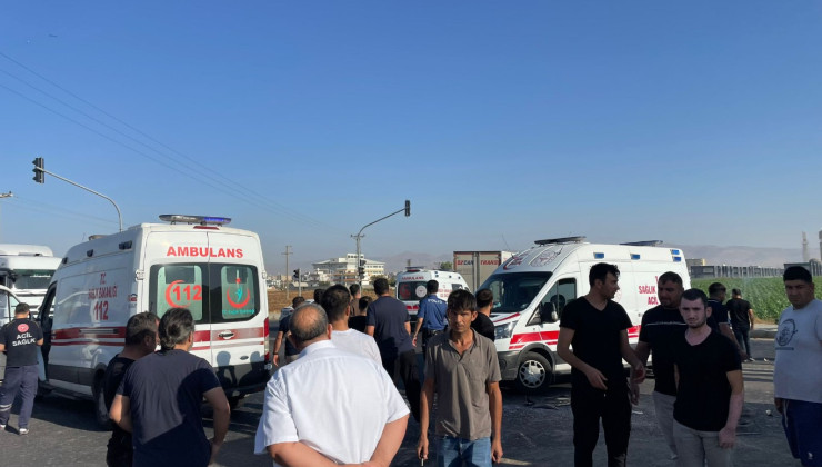 Tır ile toplu taşıma aracı çarpıştı: 10 yaralı