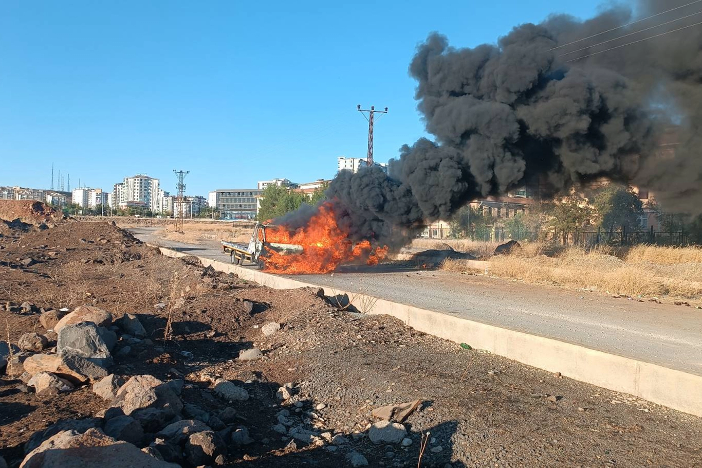 Diyarbakır’da çekici alev alev yandı