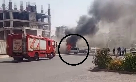 Diyarbakır’da park halindeki minibüs yanarak kül oldu