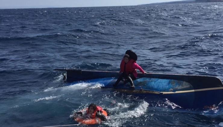 İzmir açıklarında göçmen botu devrildi: 4 ölü