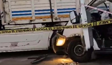 Öğrenci minibüsü tıra çarptı: 2 ölü, 10 yaralı