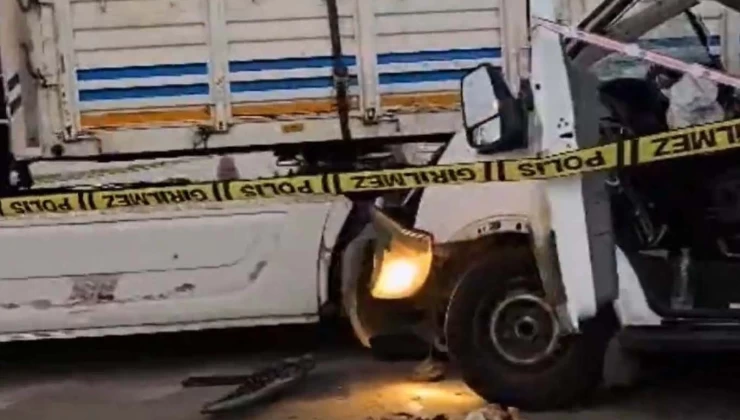 Öğrenci minibüsü tıra çarptı: 2 ölü, 10 yaralı