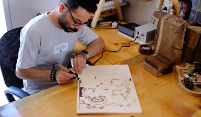 Ömrünü yitiren ceviz ağaçlarını sanat eserine dönüştürüyorlar