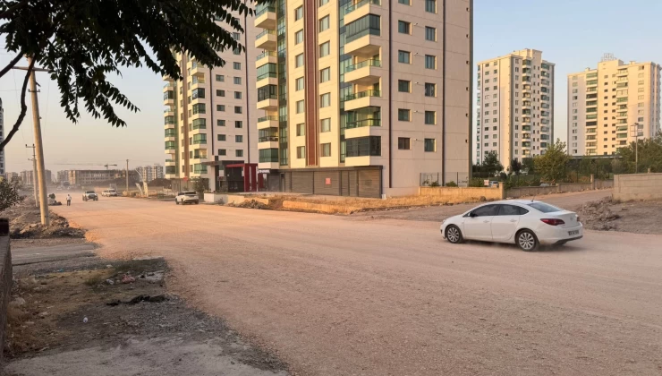Kayapınar’da Yarım Kalan Yol Çalışması Vatandaşı Tozla Bıraktı