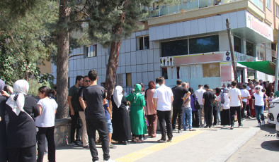 Okul kıyafeti satan mağazaların önünde uzun kuyruklar oluştu: Veliler duruma tepkili!