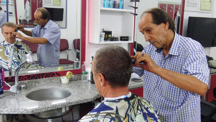 Yarım asırlık berber Ölmez, sabahın bereketine ve alın terinin kıymetine dikkat çekti