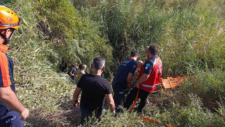 Göreve giden öğretmenleri taşıyan araç dereye düştü: 2 yaralı