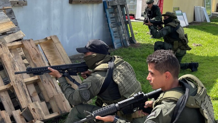 Venezuela Kolombiya sınırına 25 bin asker konuşlandıracak