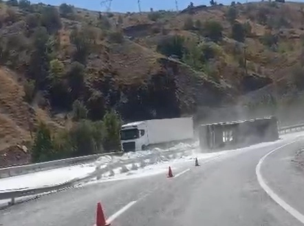 Elazığ Maden’de Tır Devrildi: Yol Üzerine İnşaat Malzemeleri Saçıldı