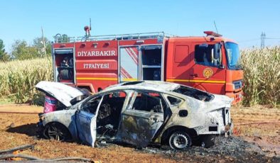 Diyarbakır’da seyir halindeki otomobil yandı