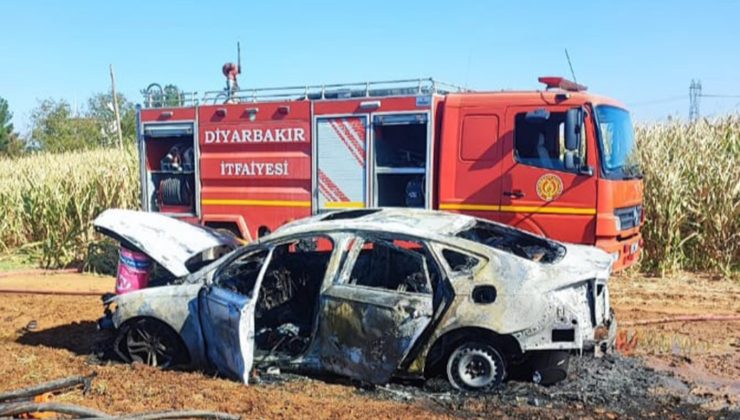 Diyarbakır’da seyir halindeki otomobil yandı