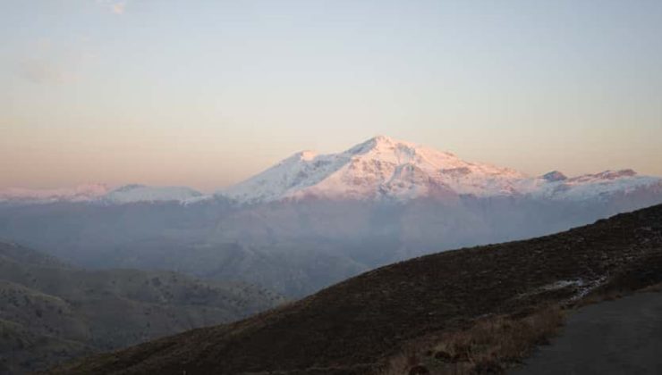 Mereto Dağı’na mevsimin ilk karı düştü