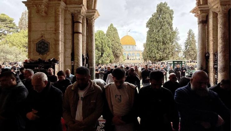 Tüm engellere rağmen on binlerce kişi Mescid-i Aksa’da cuma namazı kıldı