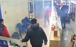 Arızalı telefonun bataryası aniden alev alarak patladı