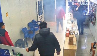 Arızalı telefonun bataryası aniden alev alarak patladı