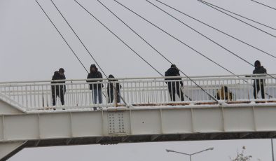 Diyarbakır’da tehlikeli kar oyunu: Sürücüler zor anlar yaşadı