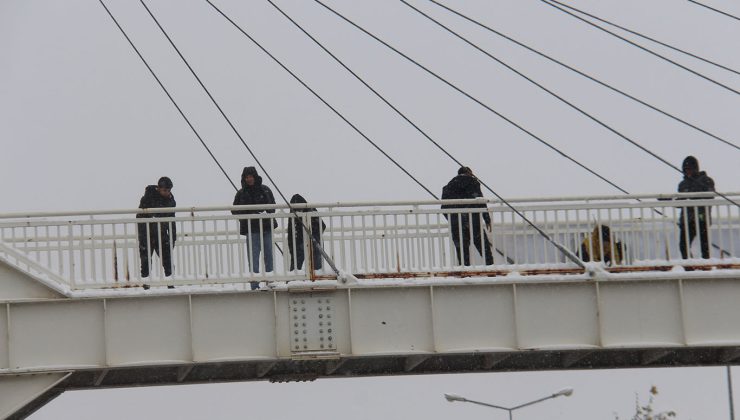 Diyarbakır’da tehlikeli kar oyunu: Sürücüler zor anlar yaşadı
