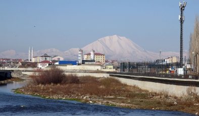 Ağrı’da iki mevsim bir arada, zirveler beyaz, şehir güneşli
