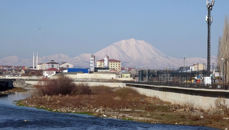 Ağrı’da iki mevsim bir arada, zirveler beyaz, şehir güneşli