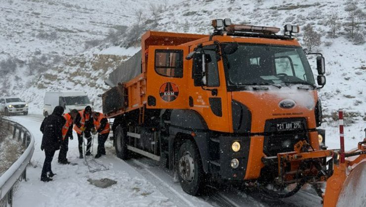Batman’da kar nedeniyle 20’den fazla köy yolu kapandı