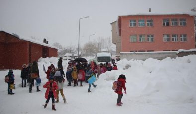 Ağrı’da kar yağışı nedeniyle il genelinde eğitime 1 gün ara verildi