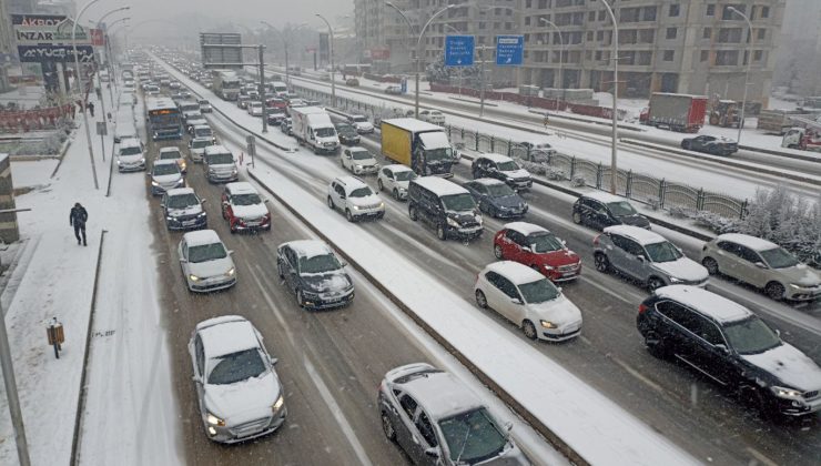 Diyarbakır’da kar, ulaşımı durma noktasına getirdi