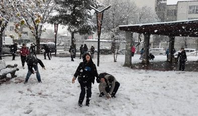Kar ve buzlanma eğitimi aksattı: 20 ilde okullar tatil