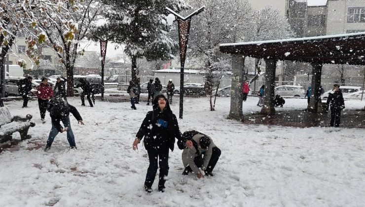 Kar ve buzlanma eğitimi aksattı: 20 ilde okullar tatil