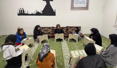 Öğrenciler Kur’an’ı Kerim öğreniyor
