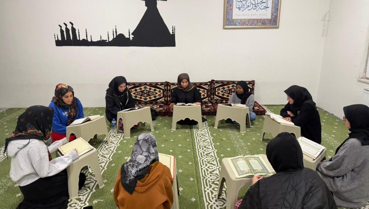 Öğrenciler Kur’an’ı Kerim öğreniyor