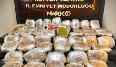 Batman’da durdurulan otomobilde 56 kilo toz esrar ele geçirildi