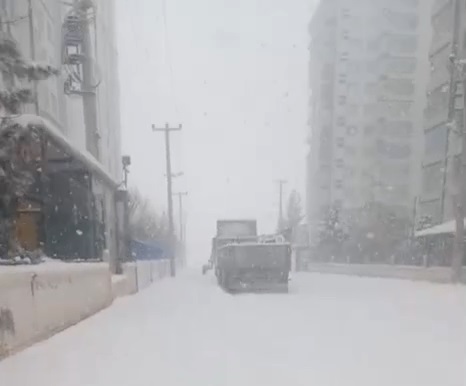 Diyarbakır’da 6 Yaşındaki Küçük Muhabirden Kar Yağışı Anonsu