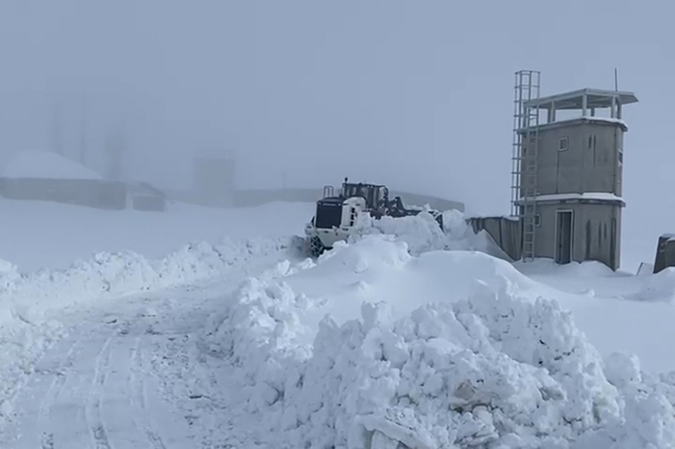 Şırnak’ta kar yağışı köy yollarını kapattı
