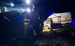 Hastaya giderken çamura saplanan ambulans zamanında kurtarıldı