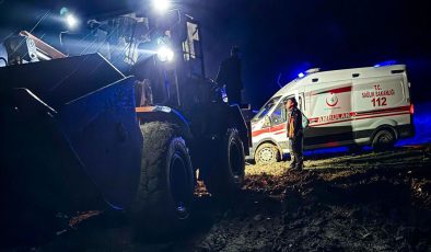 Hastaya giderken çamura saplanan ambulans zamanında kurtarıldı