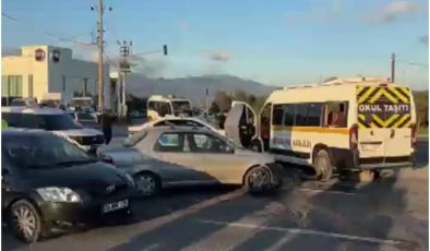 Balıkesir’de öğrenci servisi kaza yaptı: 8 yaralı
