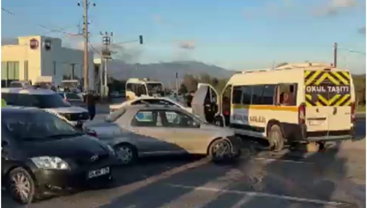 Balıkesir’de öğrenci servisi kaza yaptı: 8 yaralı