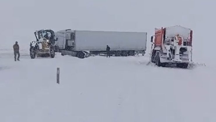 Tendürek Geçidinde ulaşım durma noktasına geldi